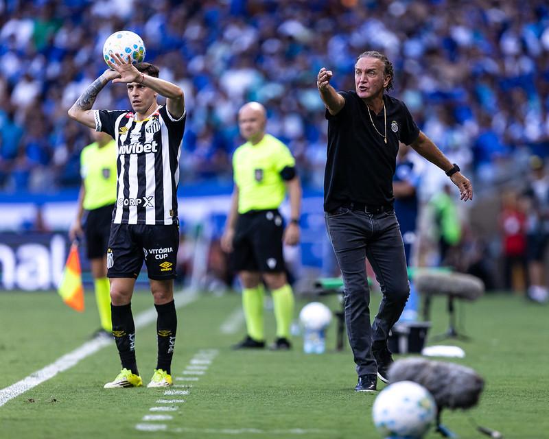 O Santos, de Escobar e Cuca, está em posição desconfortável na tabela, uma acima da zona de risco