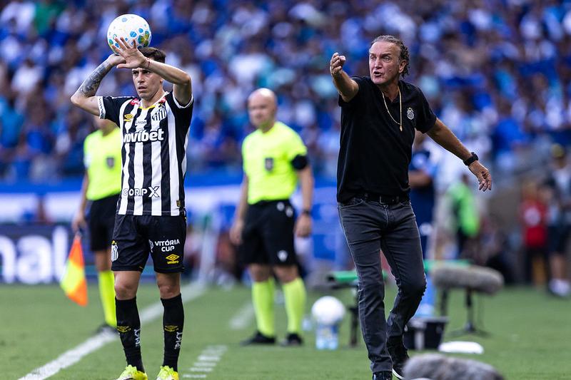 O Santos, de Escobar e Cuca, está em posição desconfortável na tabela, uma acima da zona de risco