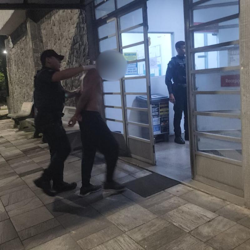 A autoridade de plantão ratificou a prisão em flagrante do suspeito pelos crimes de lesão corporal, dano e violência doméstica, com base na Lei Maria da Penha