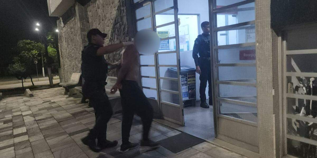 A autoridade de plantão ratificou a prisão em flagrante do suspeito pelos crimes de lesão corporal, dano e violência doméstica, com base na Lei Maria da Penha