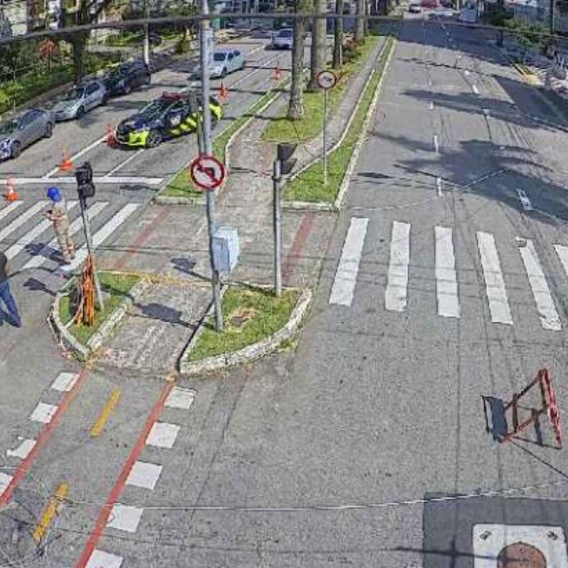 Trecho foi bloqueado após cabos da rede de trólebus caírem sobre o cruzamento da Avenida Ana Costa e a Rua Júlio de Mesquita