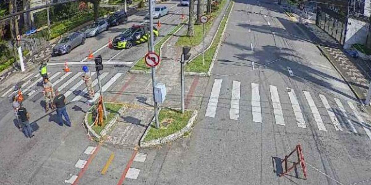 Trecho foi bloqueado após cabos da rede de trólebus caírem sobre o cruzamento da Avenida Ana Costa e a Rua Júlio de Mesquita