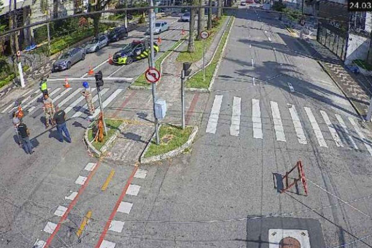 Trecho foi bloqueado após cabos da rede de trólebus caírem sobre o cruzamento da Avenida Ana Costa e a Rua Júlio de Mesquita