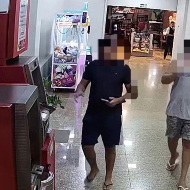Os investigadores conseguiram abordar os suspeitos nas imediações do caixa eletrônico, no interior do shopping
