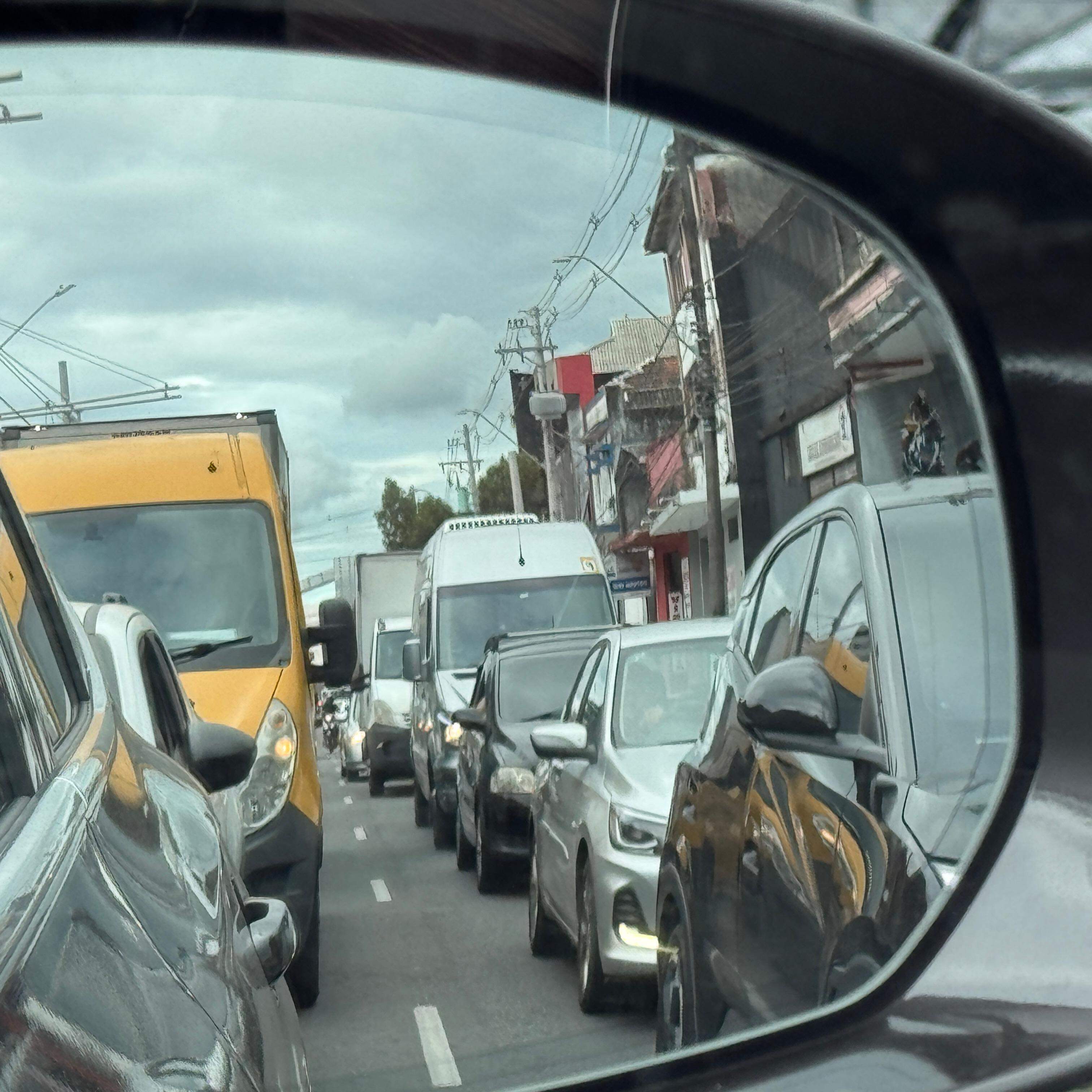 Em tempos de combustível caro, dirigir melhor se torna um exercício de atenção, estratégia e equilíbrio