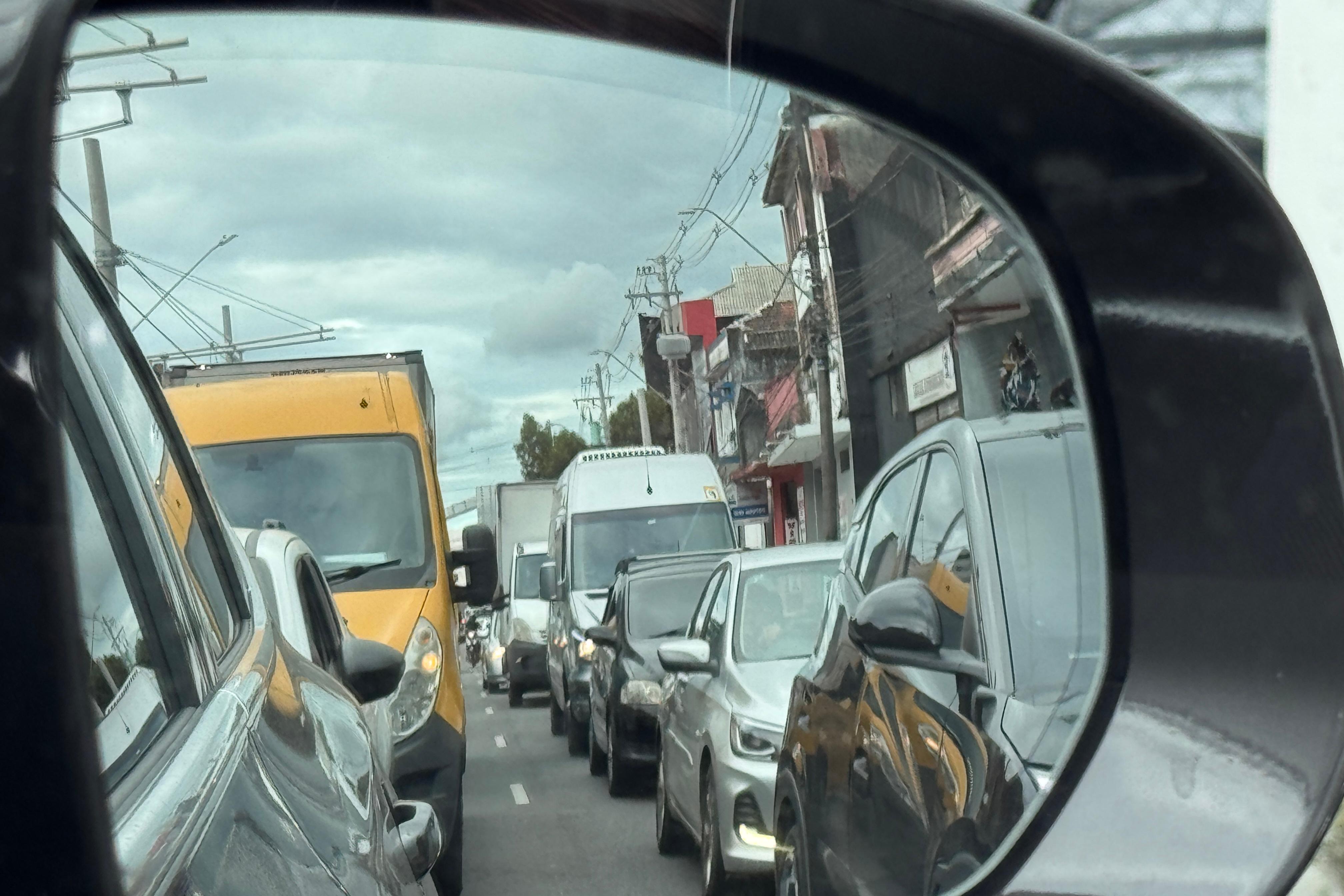 Em tempos de combustível caro, dirigir melhor se torna um exercício de atenção, estratégia e equilíbrio