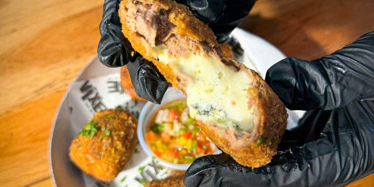 Bolinho de carne com gorgonzola faz parte do cardápio especial da noite