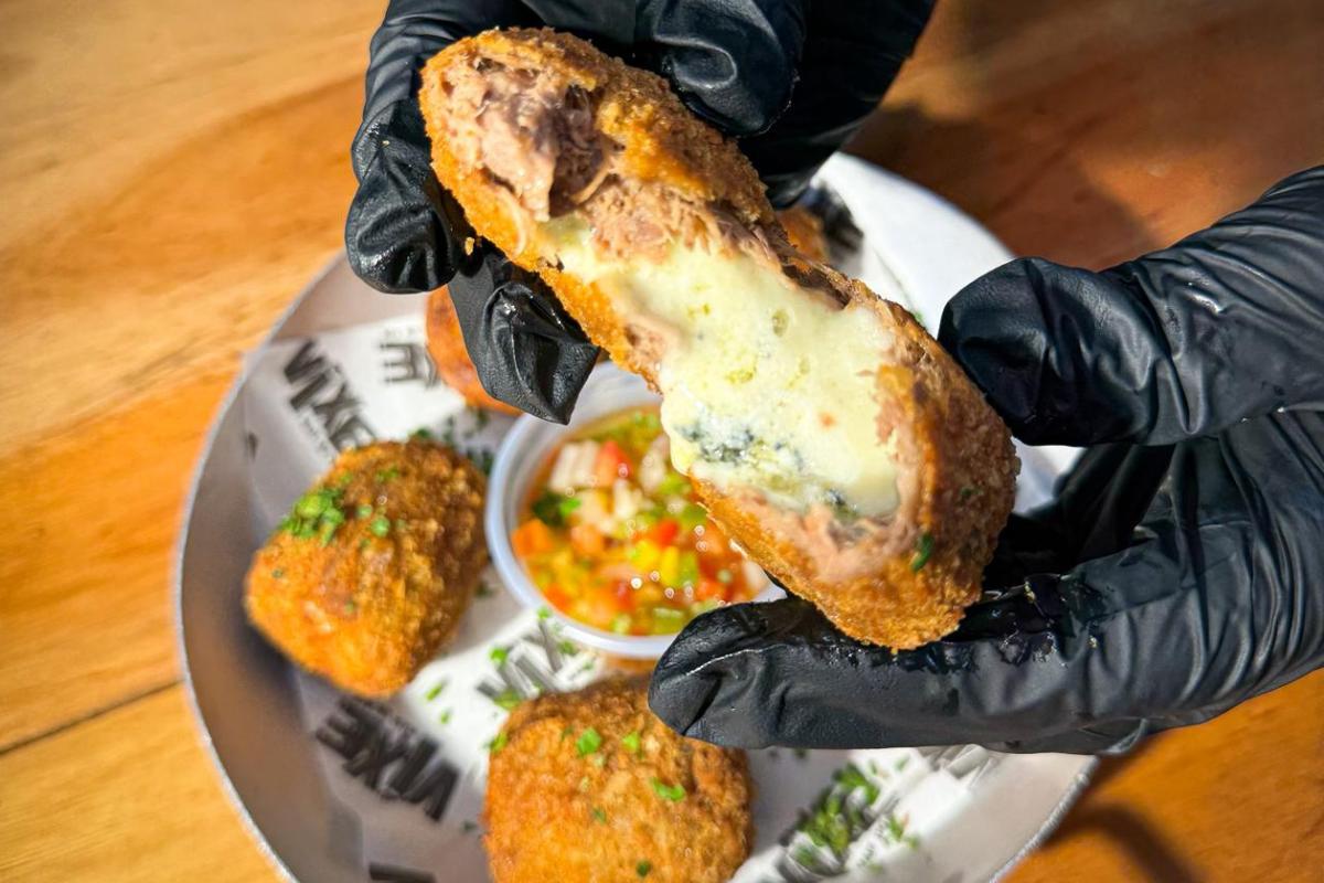 Bolinho de carne com gorgonzola faz parte do cardápio especial da noite