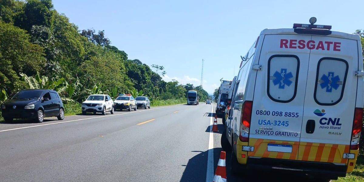 Mulher chegou a ser atendida por socorristas da concessionária que administra a rodovia, mas teve a morte constatada no local