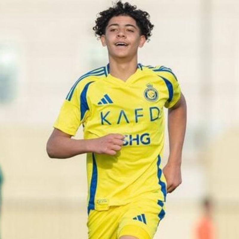Cristiano Júnior joga atualmente nas categorias de base do Al Nassr e se destaca como um promissor ponta direita