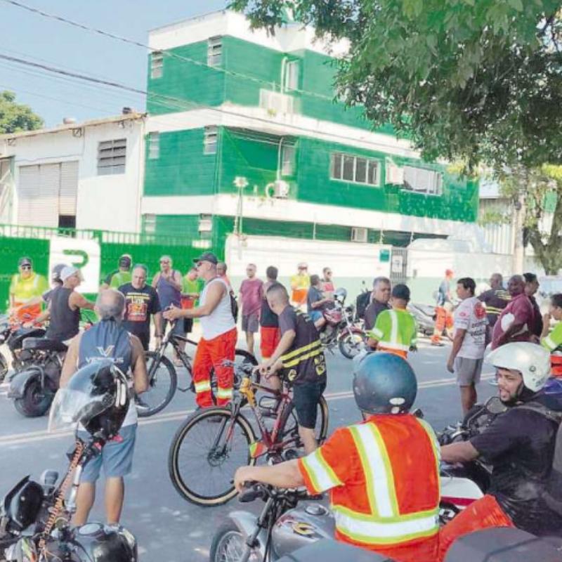 Grupos de trabalhadores se reuniram na frente de empresas e fizeram passeata até a Prefeitura de Santos