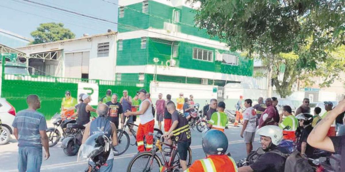 Grupos de trabalhadores se reuniram na frente de empresas e fizeram passeata até a Prefeitura de Santos