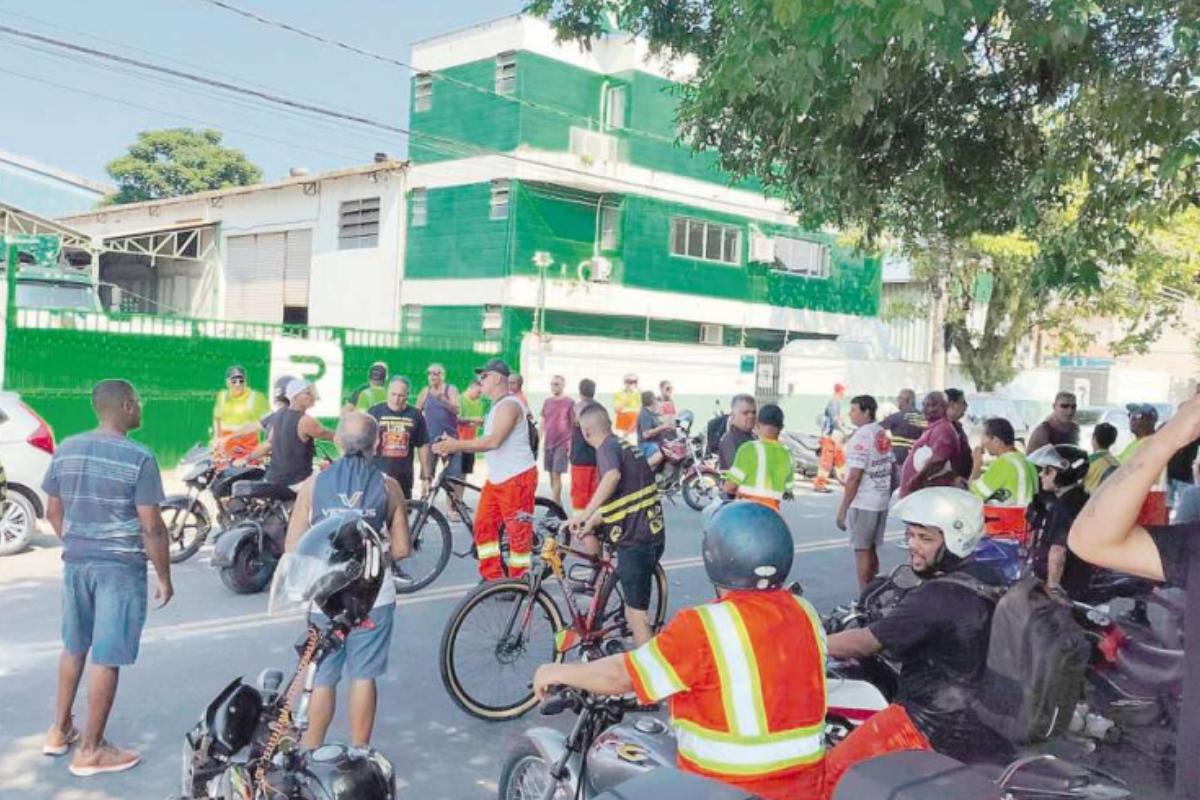 Grupos de trabalhadores se reuniram na frente de empresas e fizeram passeata até a Prefeitura de Santos