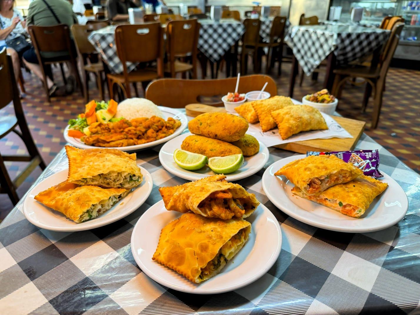 A grande novidade para a Semana Santa é o pastel de polvo; Café Carioca, no Centro de Santos, ainda tem os sabores siri, camarão, salmão e bacalhau