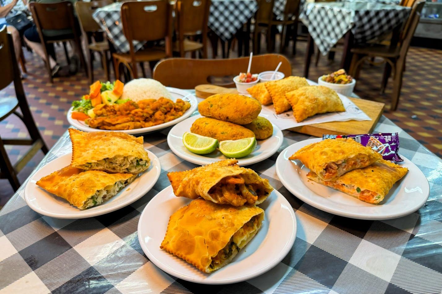 A grande novidade para a Semana Santa é o pastel de polvo; Café Carioca, no Centro de Santos, ainda tem os sabores siri, camarão, salmão e bacalhau