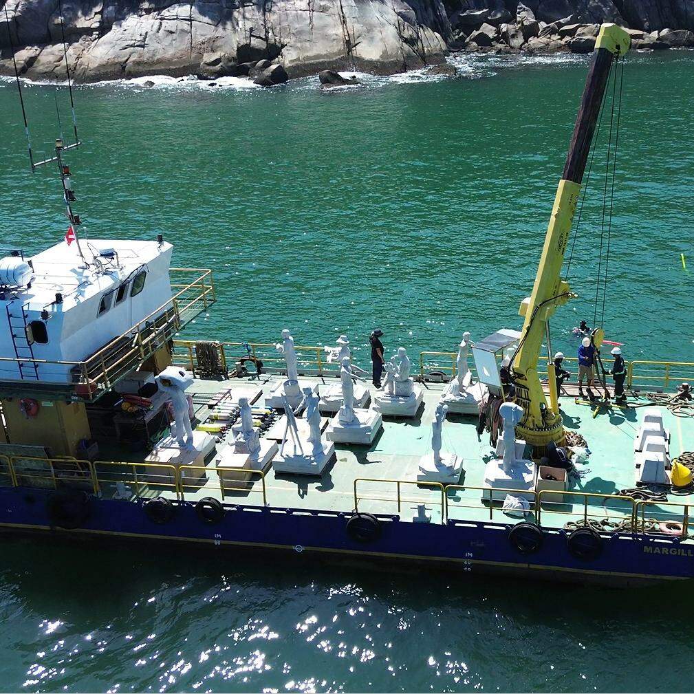 Esculturas temáticas estarão submersas e foram conduzidas, no fim de semana, ao ponto onde ficarão