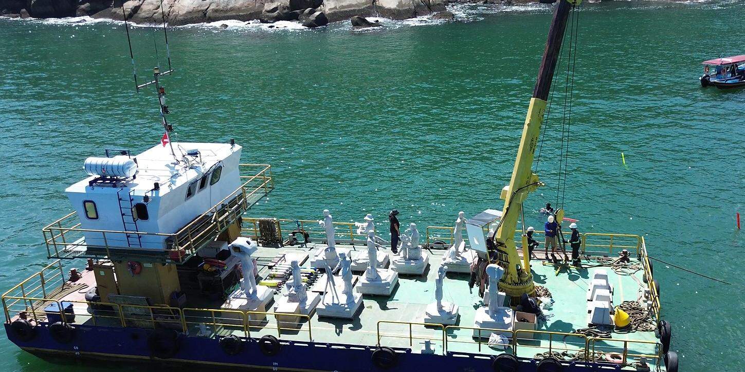 Esculturas temáticas estarão submersas e foram conduzidas, no fim de semana, ao ponto onde ficarão