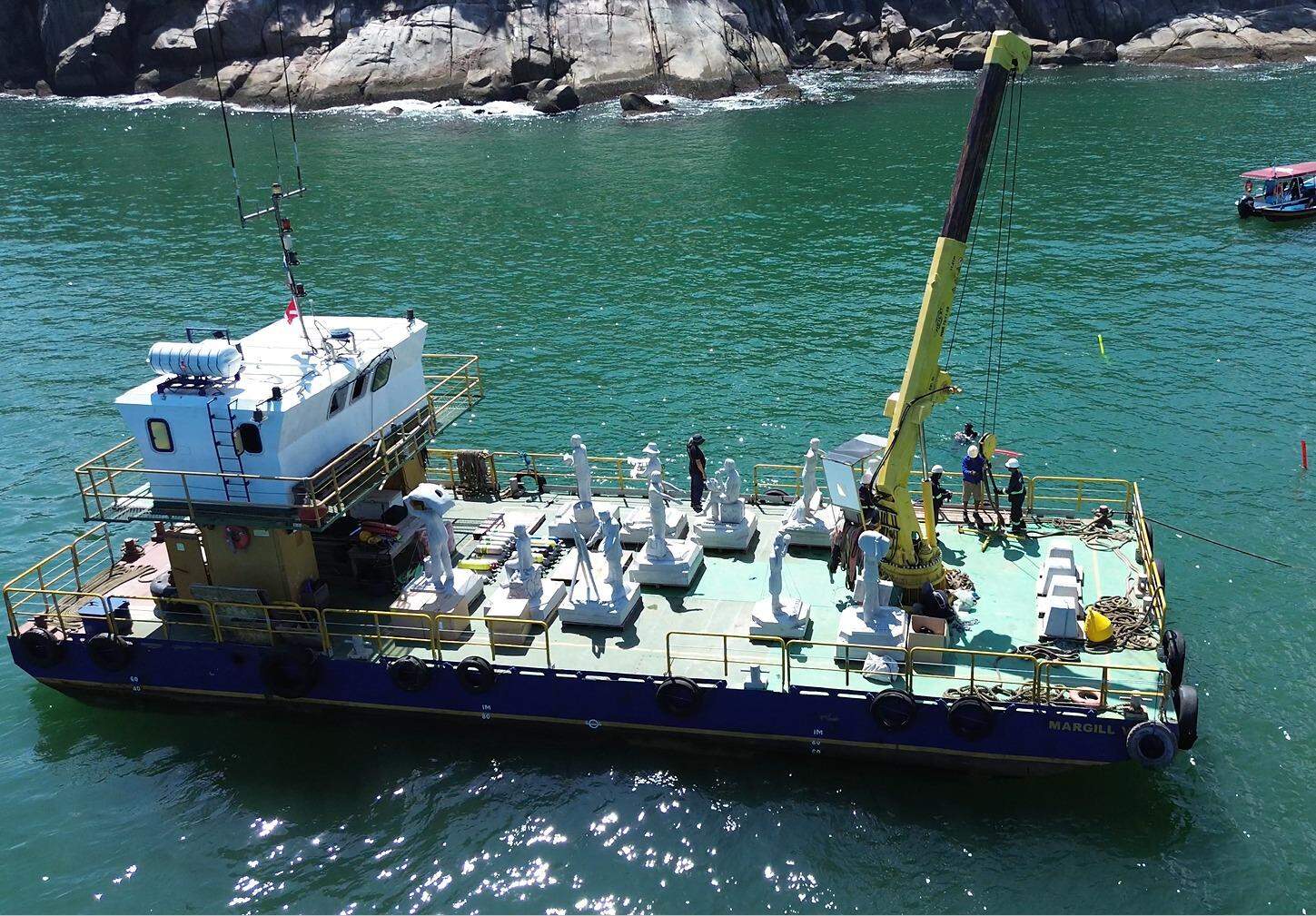 Esculturas temáticas estarão submersas e foram conduzidas, no fim de semana, ao ponto onde ficarão