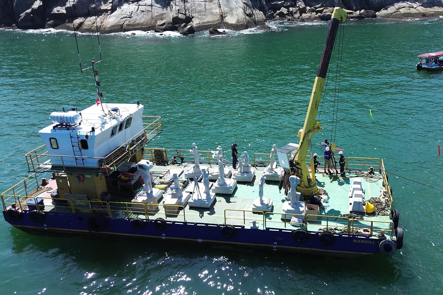Esculturas temáticas estarão submersas e foram conduzidas, no fim de semana, ao ponto onde ficarão