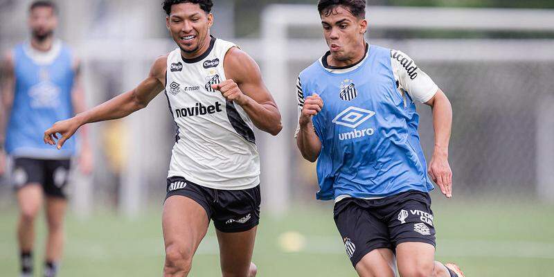 Rony (de branco) é um dos nove pendurados do Santos para o jogo contra o Remo