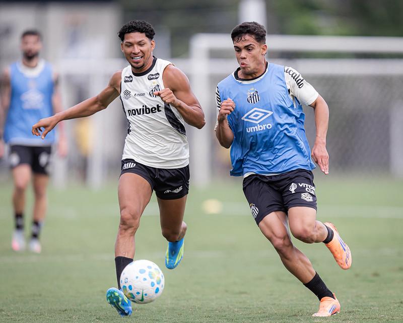 Rony (de branco) é um dos nove pendurados do Santos para o jogo contra o Remo