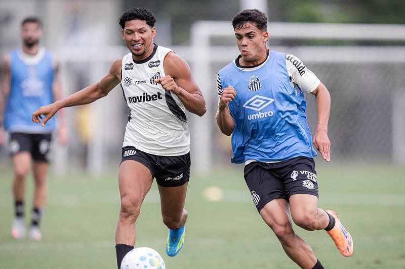 Rony (de branco) é um dos nove pendurados do Santos para o jogo contra o Remo