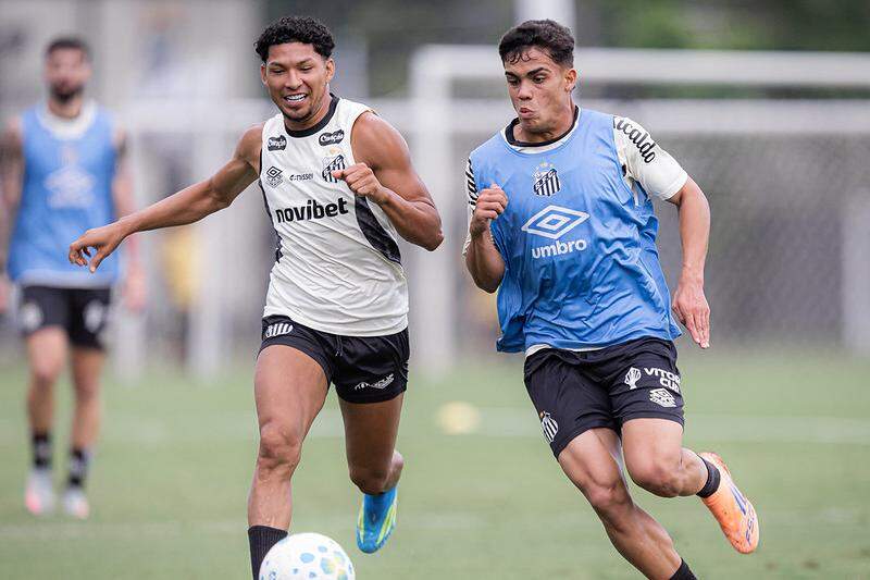 Rony (de branco) é um dos nove pendurados do Santos para o jogo contra o Remo