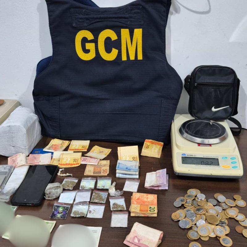 A ocorrência foi apresentada na delegacia, onde o delegado de plantão ratificou a prisão em flagrante por tráfico de drogas