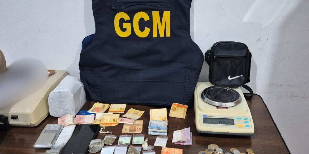 A ocorrência foi apresentada na delegacia, onde o delegado de plantão ratificou a prisão em flagrante por tráfico de drogas