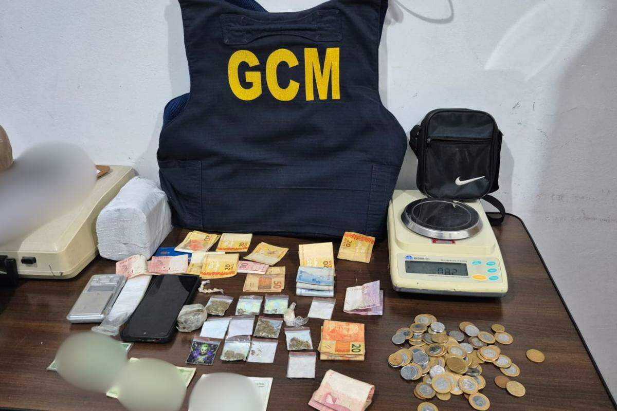 A ocorrência foi apresentada na delegacia, onde o delegado de plantão ratificou a prisão em flagrante por tráfico de drogas