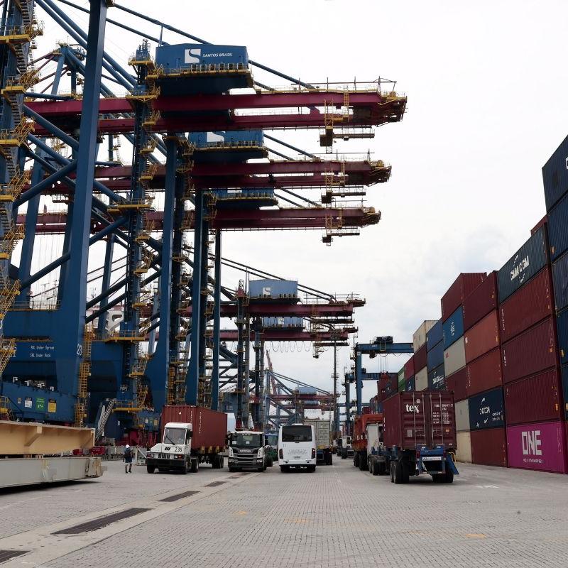 Sobre-estadia é a cobrança feita pelo armador ao usuário da carga quando o contêiner fica por um período superior ao estipulado em contrato{HEADER}