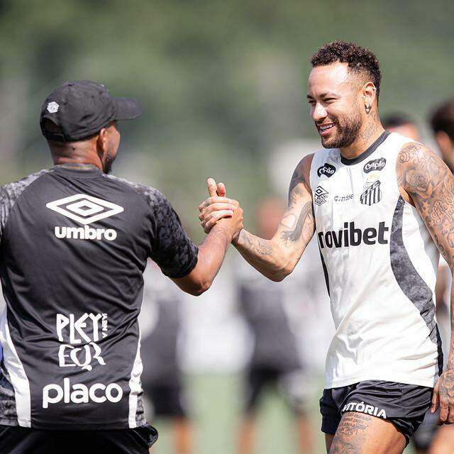 Neymar voltou a treinar no campo nesta sexta (27), no CT Rei Pelé