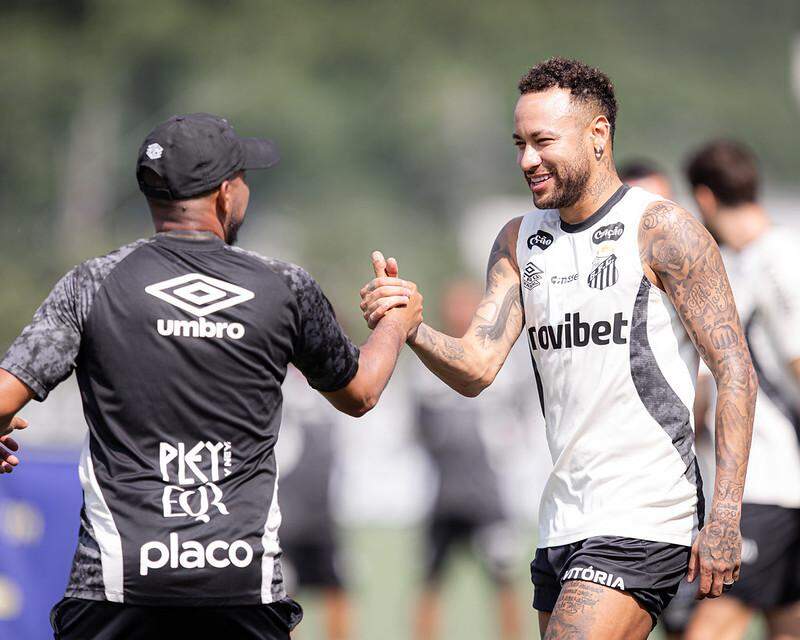 Neymar voltou a treinar no campo nesta sexta (27), no CT Rei Pelé