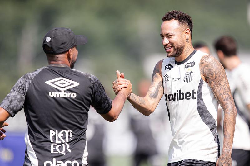 Neymar voltou a treinar no campo nesta sexta (27), no CT Rei Pelé