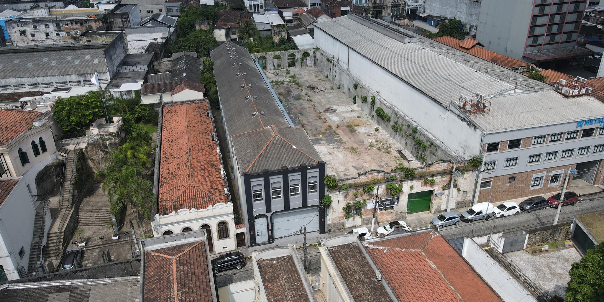 Neste terreno da Rua Visconde do Rio Branco, próximo ao Outeiro de Santa Catarina, será erguido um prédio com térreo e quatro andares