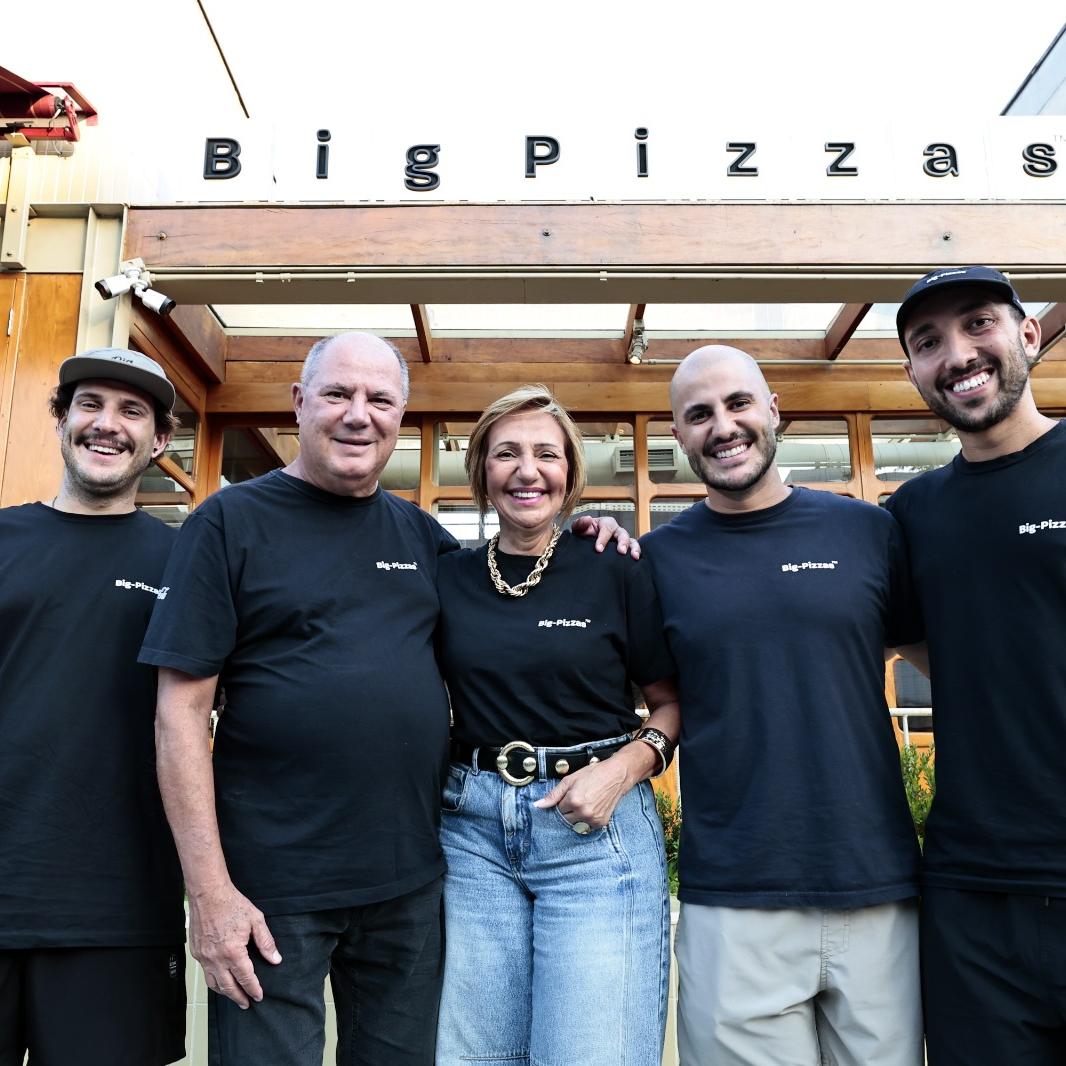 Casal José e Rose (centro) começou na garagem; depois Matheus (à esq.), Lucas e Luan ampliaram o negócio