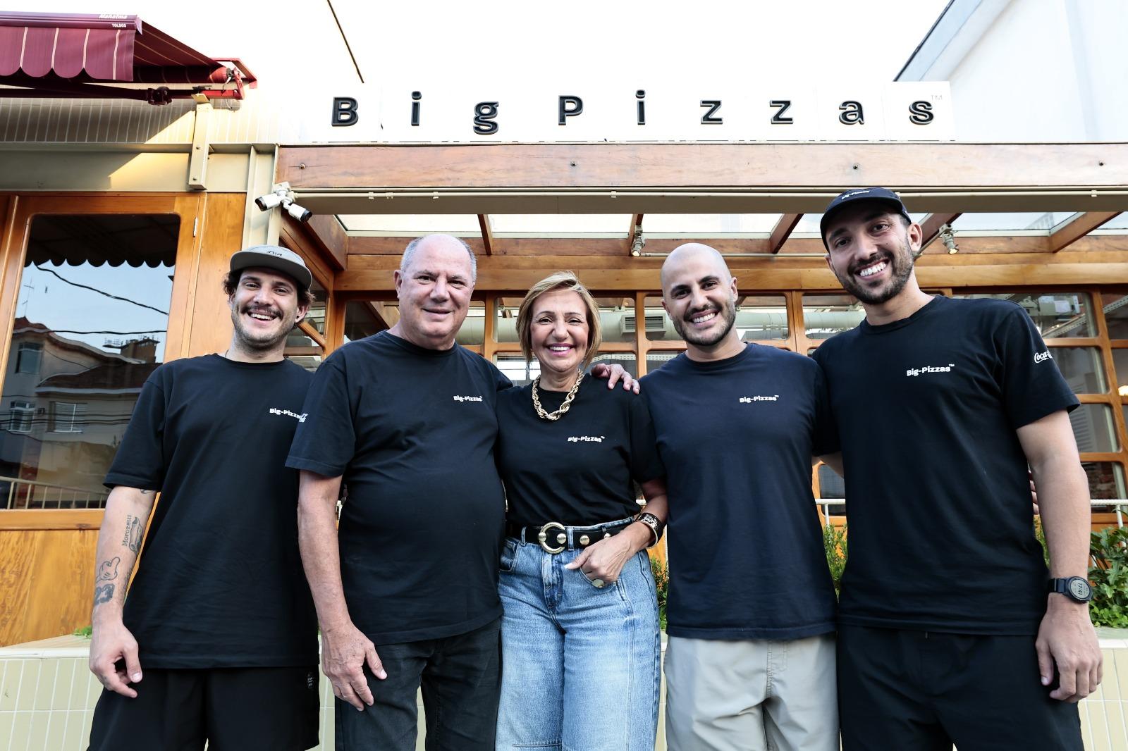 Casal José e Rose (centro) começou na garagem; depois Matheus (à esq.), Lucas e Luan ampliaram o negócio