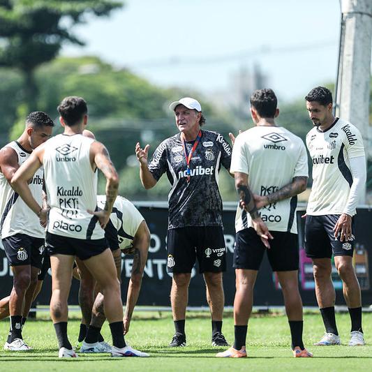 O técnico Cuca orienta os jogadores santistas no treino deste sábado, no CT Rei Pelé