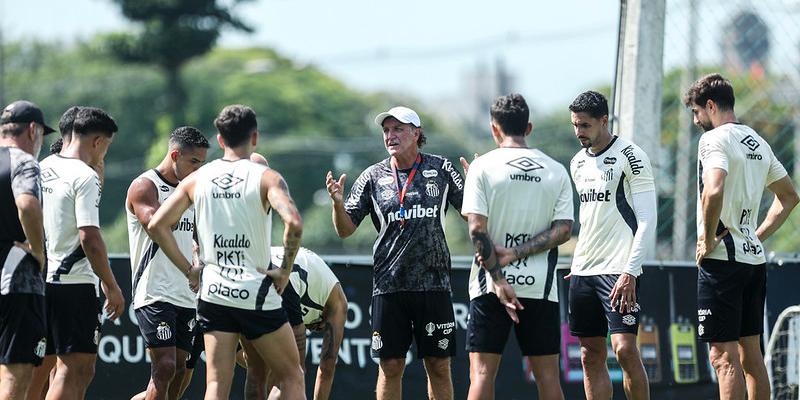 O técnico Cuca orienta os jogadores santistas no treino deste sábado, no CT Rei Pelé