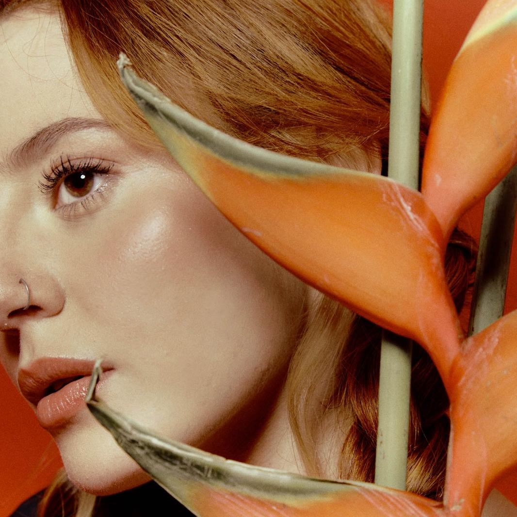 Atriz, cantora e produtora, Cella vem consolidando seu nome entre os destaques da nova geração