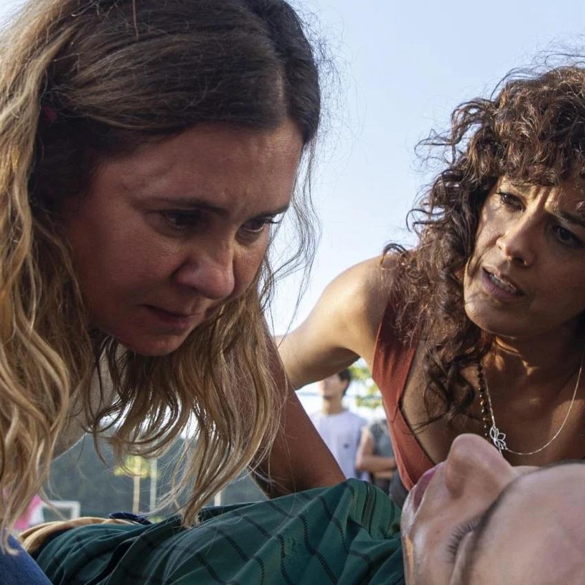 Adriana Esteves e Maeve Jinking em Os Outros