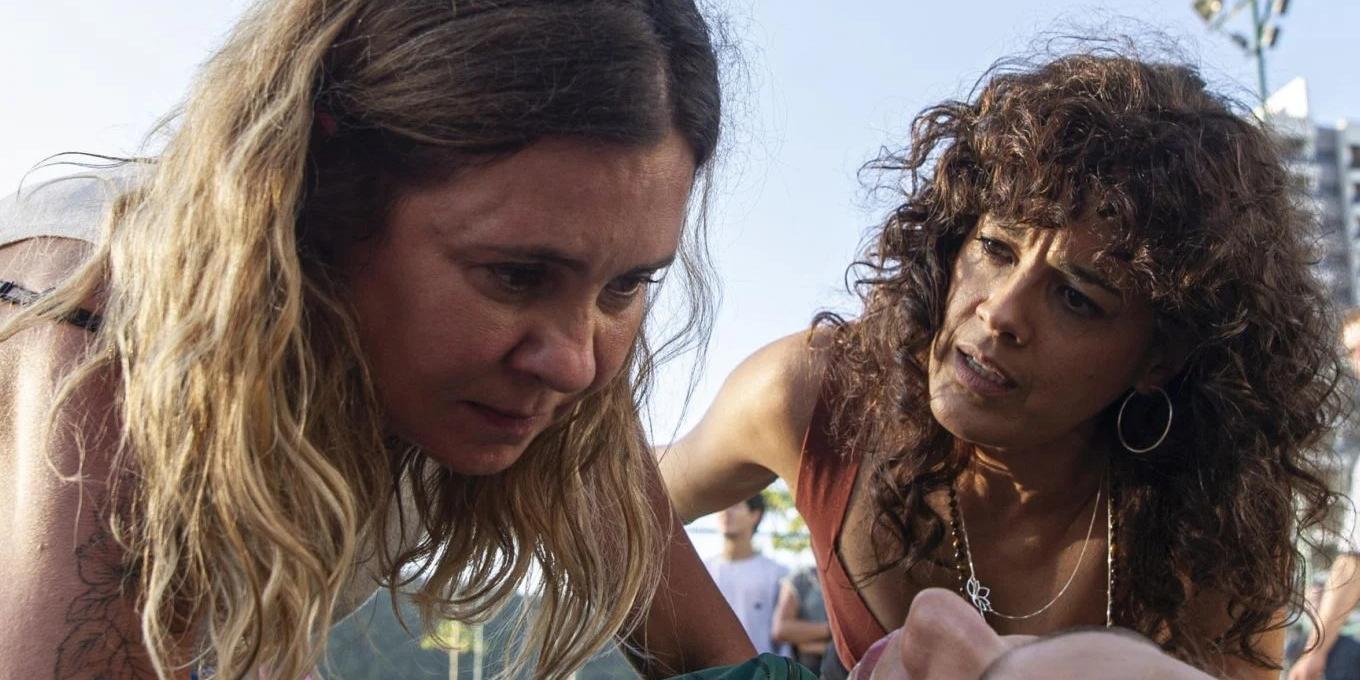 Adriana Esteves e Maeve Jinking em Os Outros