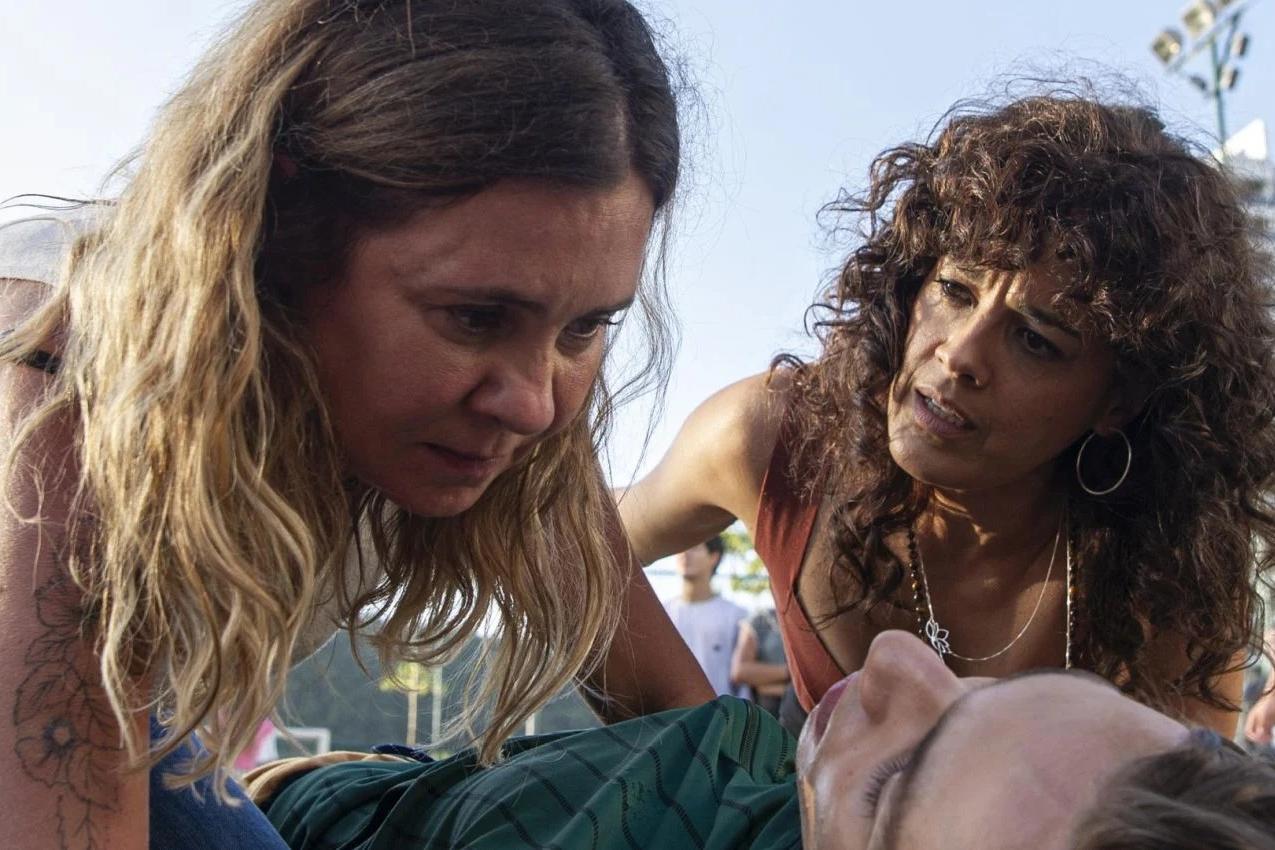 Adriana Esteves e Maeve Jinking em Os Outros