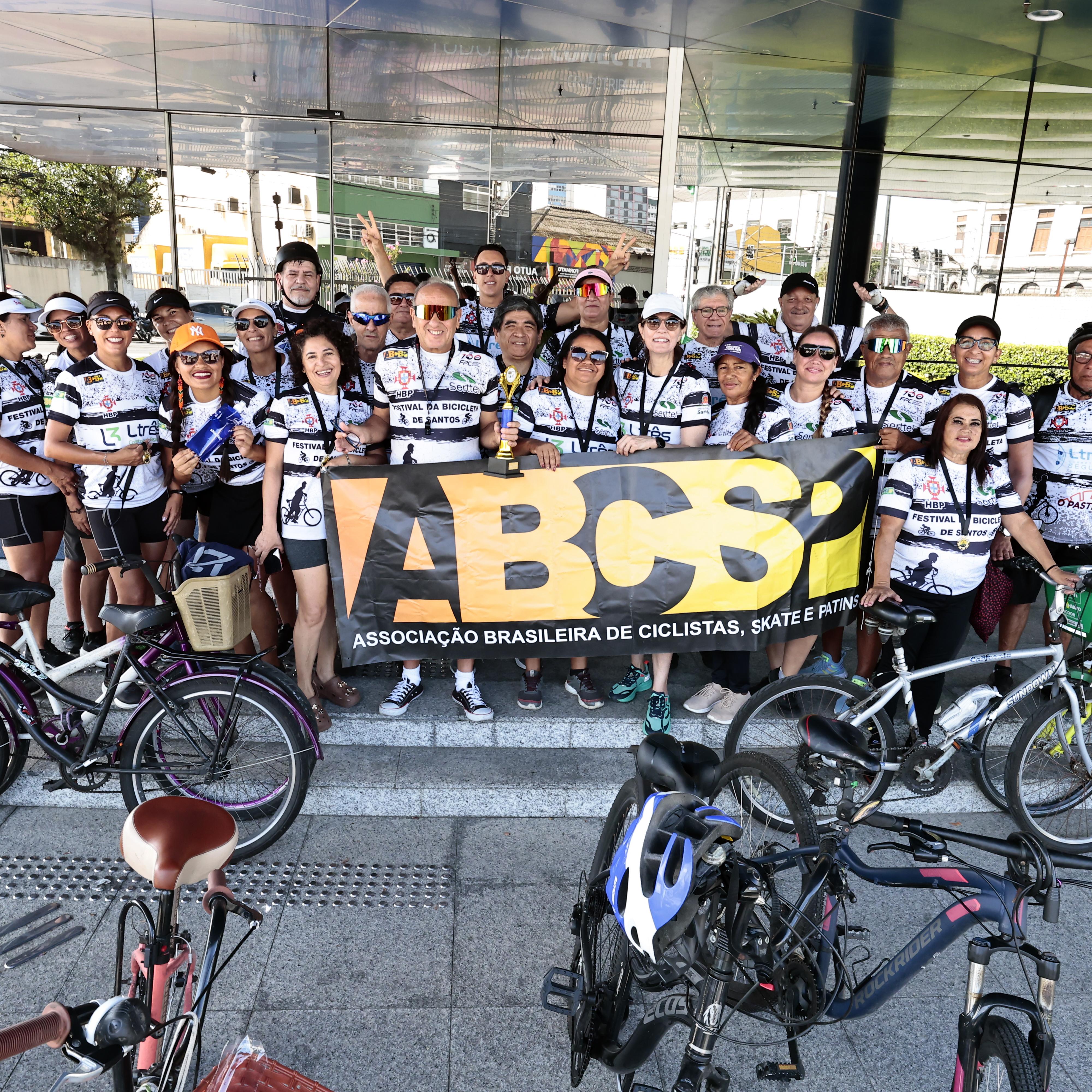 Participantes do passeio ciclístico se concentraram logo cedo em frente ao prédio do Grupo Tribuna