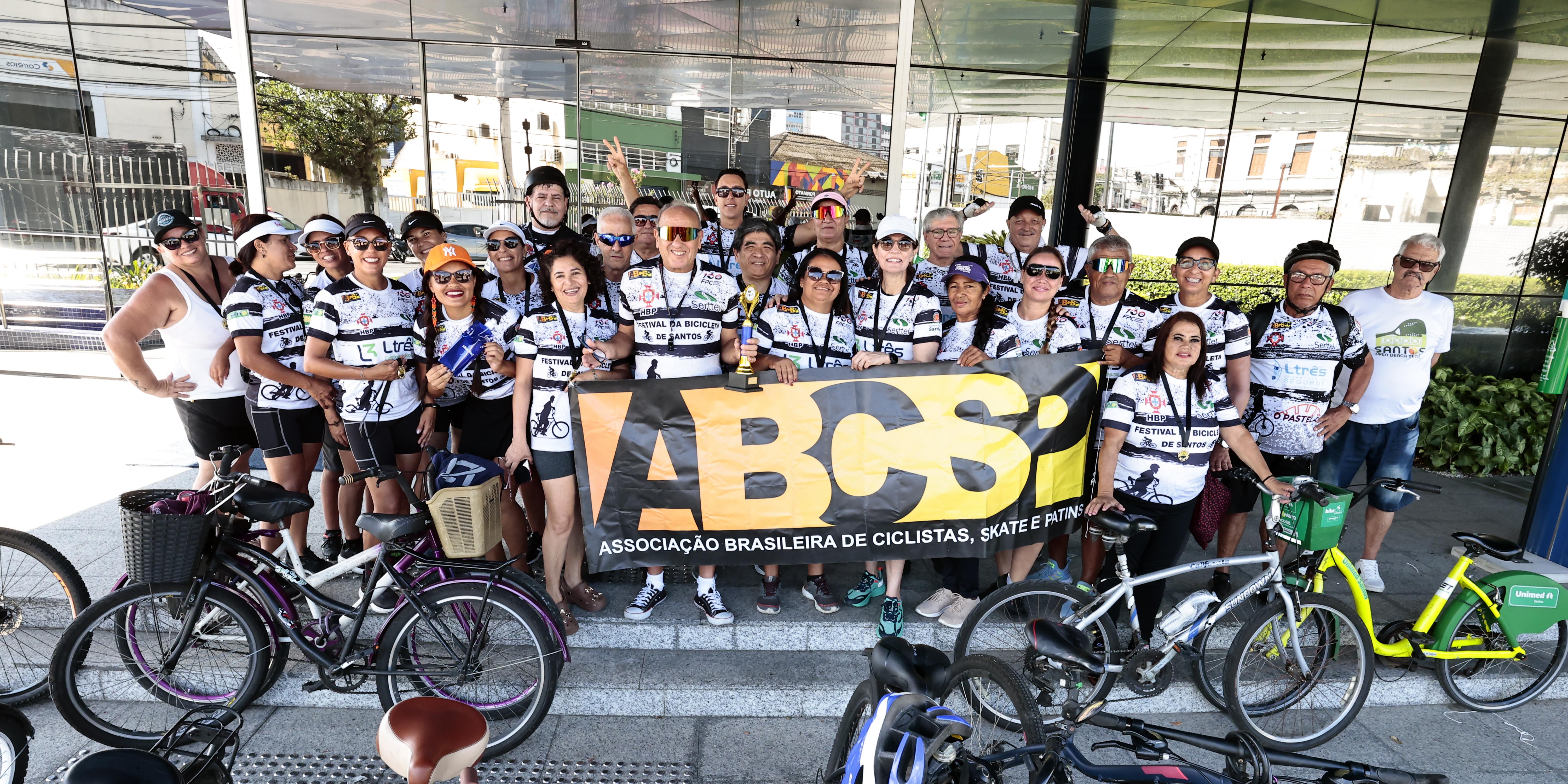 Participantes do passeio ciclístico se concentraram logo cedo em frente ao prédio do Grupo Tribuna