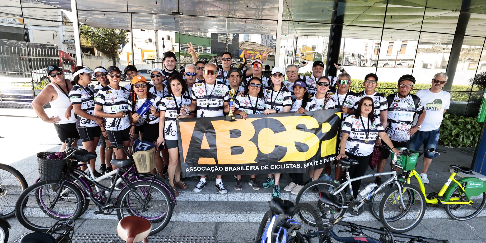 Participantes do passeio ciclístico se concentraram logo cedo em frente ao prédio do Grupo Tribuna