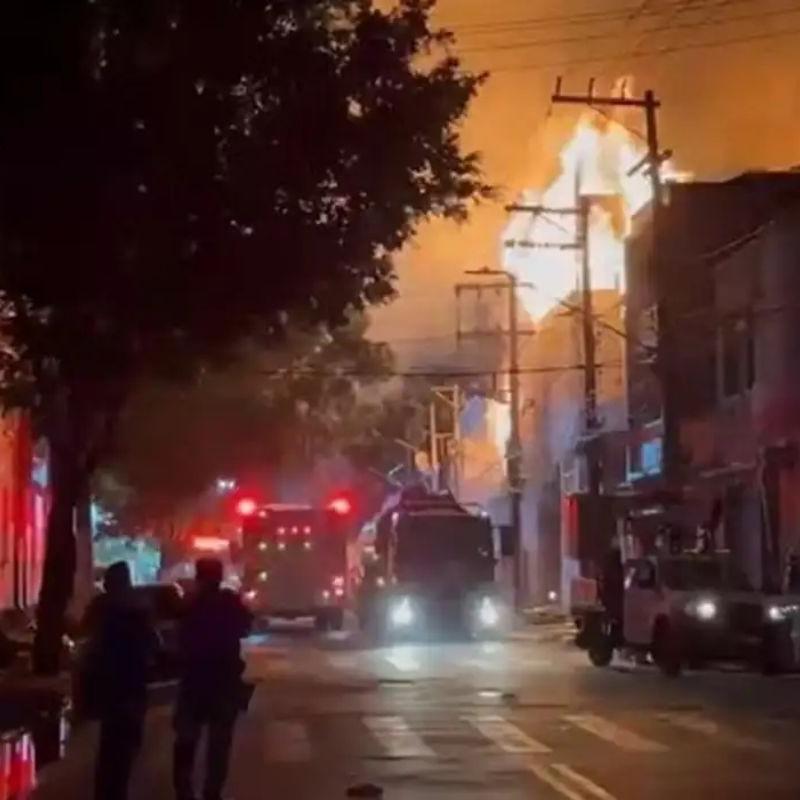 Incêndio de grandes proporções atinge fábrica no Brás, em São Paulo