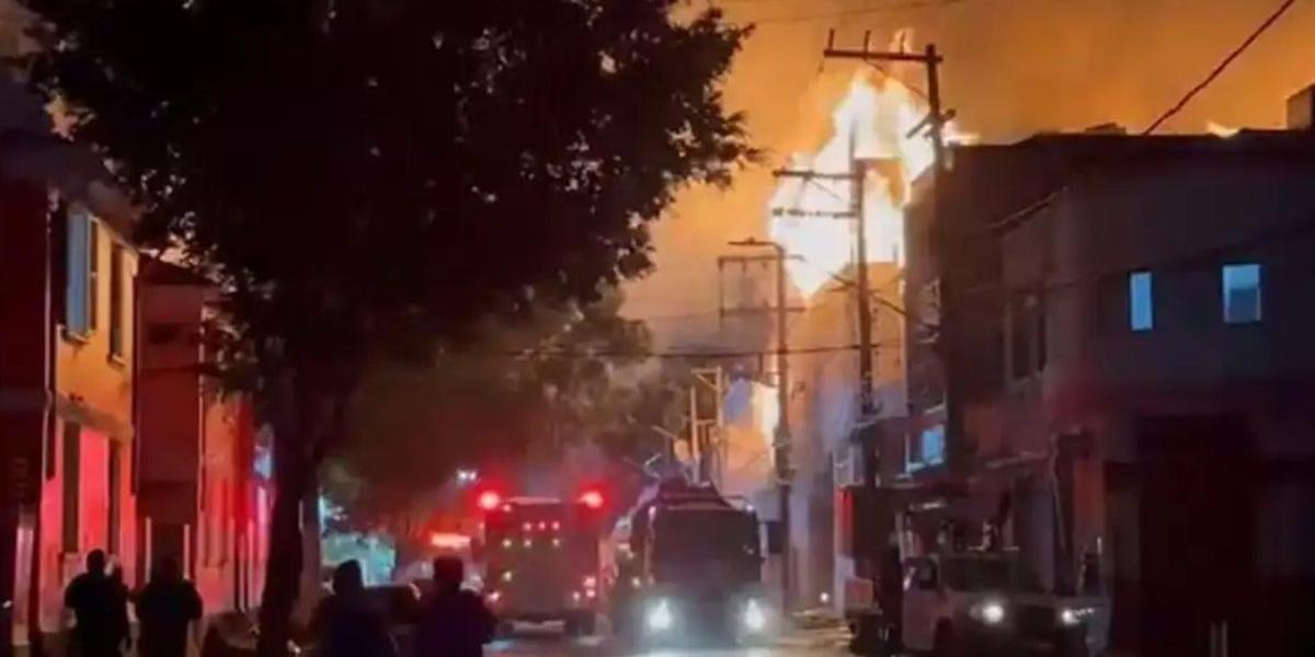 Incêndio de grandes proporções atinge fábrica no Brás, em São Paulo