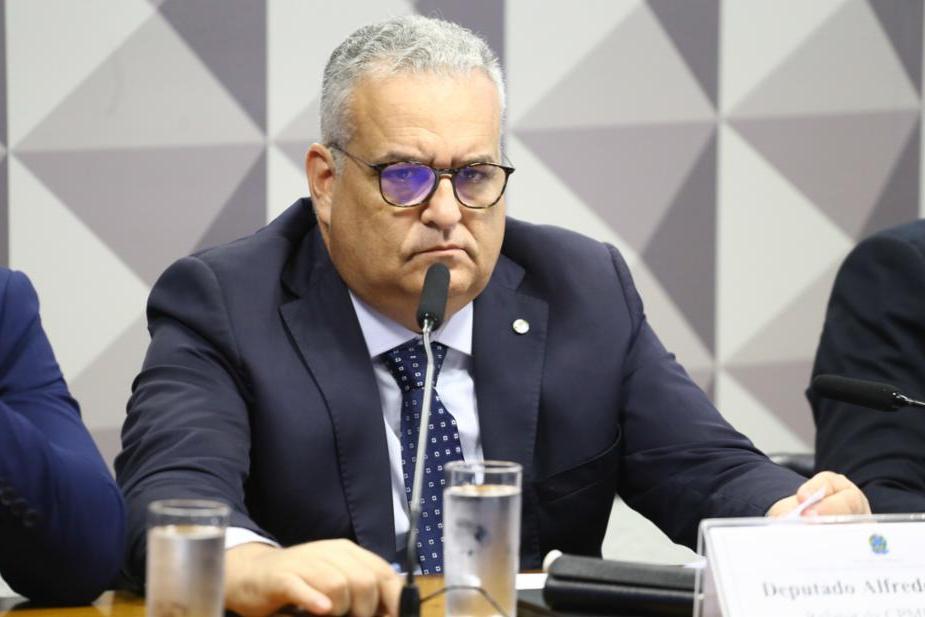 As acusações ocorreram durante a leitura do relatório final da CPI do INSS por Gaspar, relator da comissão