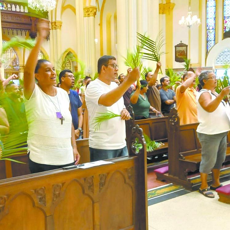 Na Catedral de Santos, ontem pela manhã, missa, bênção e procissão marcaram o início da Semana Santa